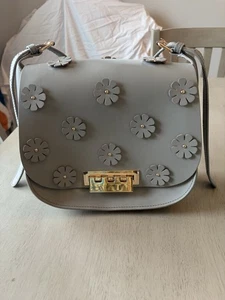 Borsa a mano Zac Posen grigia in pelle con applicazioni floreali e sella - Foto 1 di 13