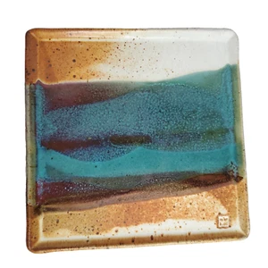 Vassoio da portata quadrato Studio Pottery blu acqua turchese marrone rosso firmato TJ bianco - Foto 1 di 4