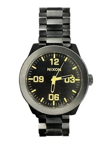 Batería muerta de acero inoxidable Nixon Corporal mate negro/dorado - Imagen 1 de 4