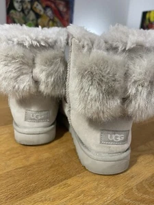 UGG Australia Bailey Stiefelette für Damen - Sand , EU 39, Fell Schleife, Leder - Bild 1 von 6