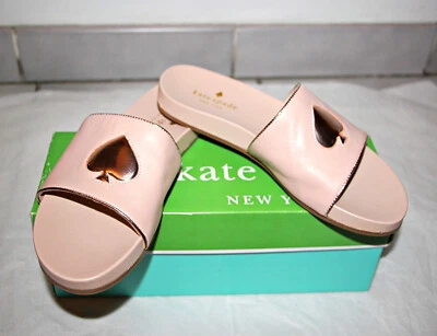 Sandalias de cuero con apliques logotipo de pala dorada firma Kate Spade rosa talla 7 Foto 1 de 4