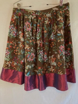 Falda Forever Twenty One 21 para mujer talla mediana acampanada marrón forrada floral algodón Foto 1 de 4