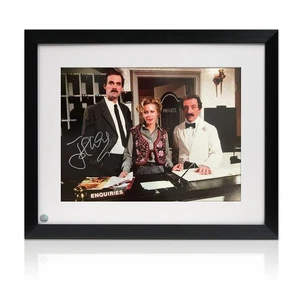 John Cleese Signed Fawlty Towers Photo. Framed - Foto 1 di 3