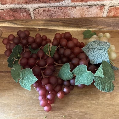 Lote Vintage de 5 Uvas Falsas Borracha Plástica 4 Roxas 1 Verde MCM Decoração de Frutas - Imagem 1 de 4