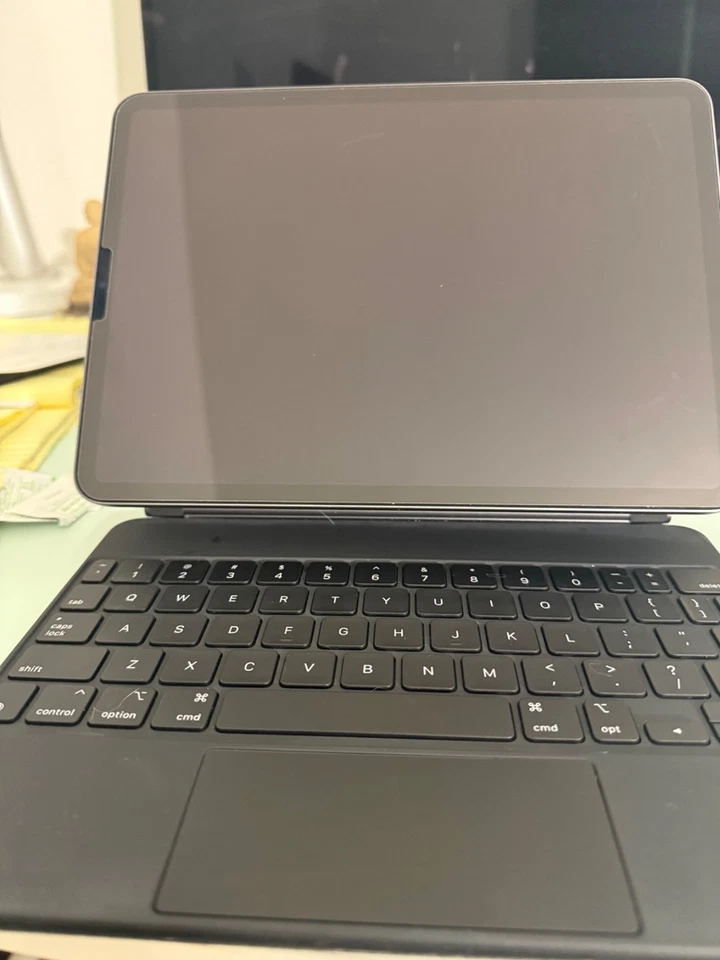 Apple iPad Pro 11-inch (3rd generation) with all accessories (see description) - Image 1 of 4