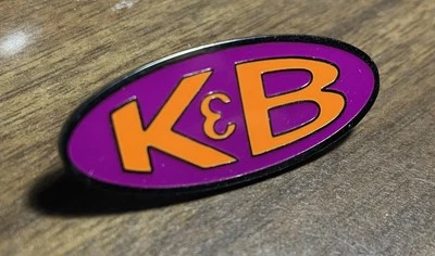 Chapéu/pino de lapela K&B super qualidade aço prensado com acabamento de esmalte duro cozido - Imagem 1 de 2