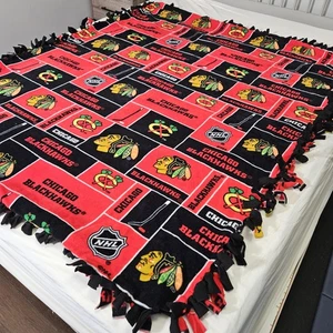 Chicago Blackhawks Decke 65x51 rot schwarz NHL Hockey Fleece Krawatte Fransen Überwurf - Bild 1 von 7