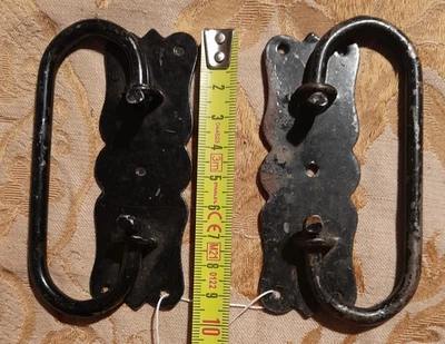 Vecchia coppia maniglie ferro battuto cassetto baule uscio cassa cm9,5xcm3,3 A - Immagine 1 di 4