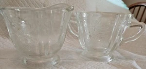 Crema y azúcar de vidrio transparente con patrón Federal Glass Madrid, Depression Ware - Imagen 1 de 14