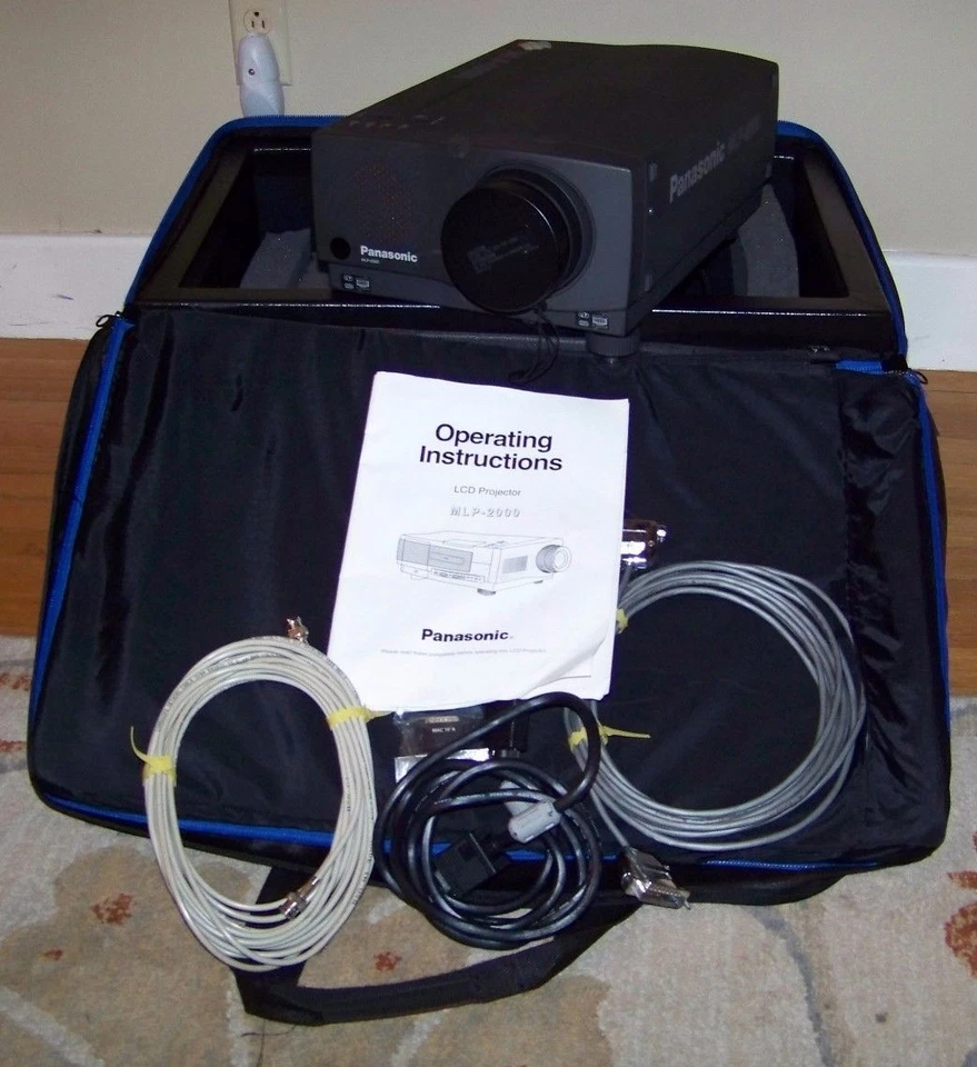 Panasonic MLP2000 MLP 2000 LCD Projector Commercial Movie Video Projector - Image 1 of 4