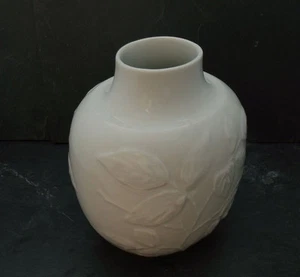weiße AK Kaiser Blumenvase Porzellan Vase mit Rosenblätter dekoriert - Bild 1 von 5