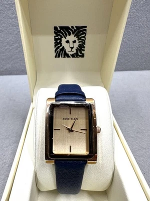 Nuevo en caja Reloj Anne Klein para mujer con correa de cuero AK/2706G - oro rosa/azul marino esfera analógica Foto 1 de 4