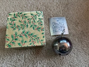 Campana de bola de trineo Wallace adorno de Navidad 1973 Feliz Navidad con caja decolorada - Imagen 1 de 15