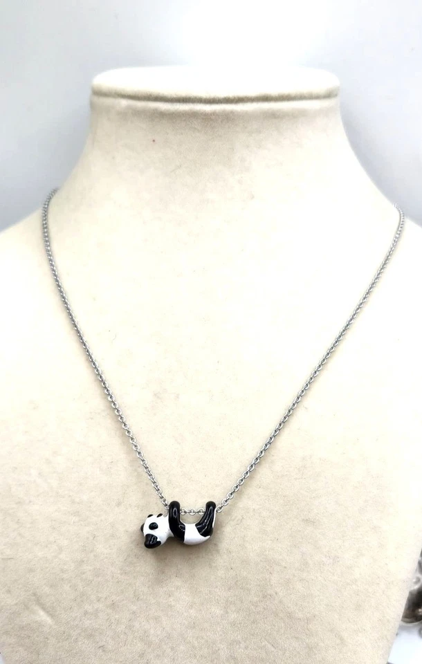 Colgante con cadena de oso panda blanco y negro esmaltado Foto 1 de 3