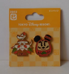 Juego de 2 prendedores Disney Japón TDR Feliz Año Nuevo 2013 Kaa y Mickey como Daruma - Imagen 1 de 2