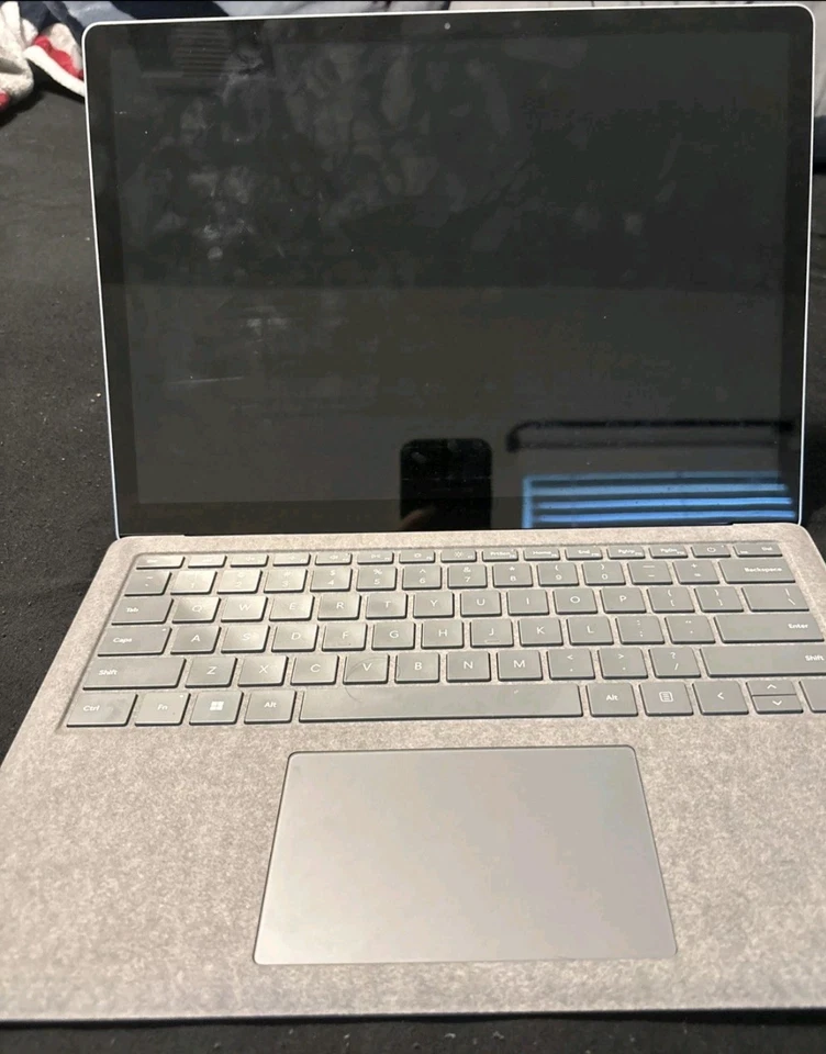 Portátil Microsoft Surface 13,5" (256 GB SSD, Intel i7-7660U, 2,50 GHz, 8 GB RAM) -  Foto 1 de 4