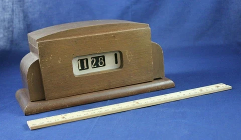 Vintage Clock Rotating Numbers LIFE TIMER Modern Time Digital Desk Wood Chicago Cover