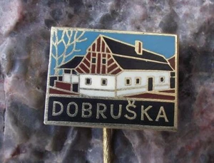 Vintage Dobruska Gutenfeld Traditional Farmhouse Tourist Souvenier Pin Badge - Picture 1 of 2