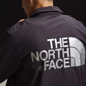 The North Face x UO Giacca Coach Uomo Small - Foto 1 di 15