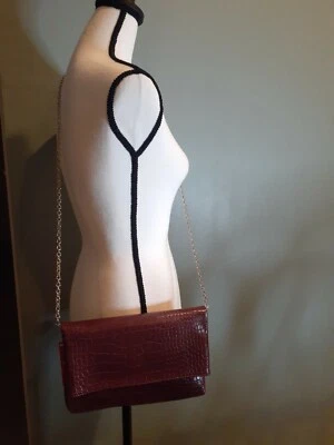 Cartera Bandolera Kelly & Katie Borgoña Texturizada en Relieve  Foto 1 de 4