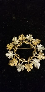 Vintage Sarah Coventry Silver and Gold Tone Maple Leaf Wreath Brooch Pin Signed - Picture 1 of 4