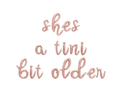 Banner globo con letras cursivas SHES A TINI BIT OLD - Decoraciones para fiestas de cumpleaños Foto 1 de 4