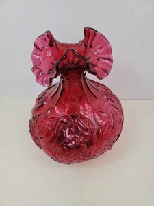 Jarrón vintage Fenton arándano rojo carnaval vidrio cisnes cola de gato - Imagen 1 de 9