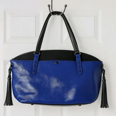 Bolso de mano Eric Javits NY charol azul y negro con borlas, diseñador  Foto 1 de 4