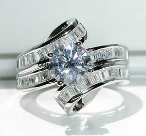 Anillo de moissanita 2,95 quilates D/VVS1 | redondo + baguette | banda de oro blanco de 14 quilates - Imagen 1 de 7