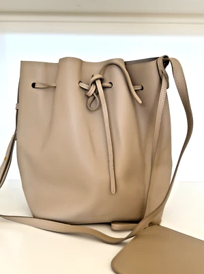 Bolso Mansur Gavriel Sand Bucket Nuevo con Etiquetas Agotado Color $595 más impuestos Foto 1 de 4