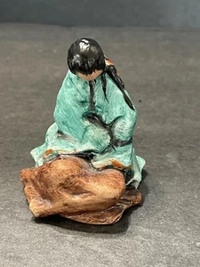 Goebel - DeGrazia Village Figurines - "The Listener" #8569, Item #102617 - Foto 1 di 8