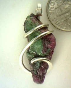 Colgante envolvente de alambre de plata esterlina fragmento de rubí y zoisita de 27,86 quilates - Imagen 1 de 4