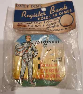 RARE 1956 ASTRONAUT Daily Dime Bank - In Original Packaging - Register Tin Coin - Imagem 1 de 4