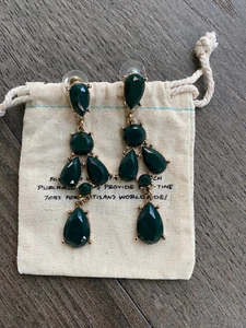 Dunkelgrüne und goldene Ohrhänger mit Ohrstecker - Bild 1 von 4