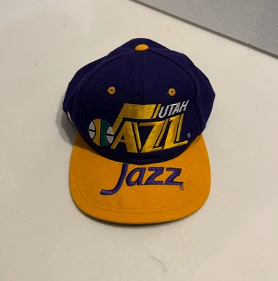 Boné Snapback Vintage Sports Specialties Utah Jazz OSFA Roxo Amarelo RARO - Imagem 1 de 4
