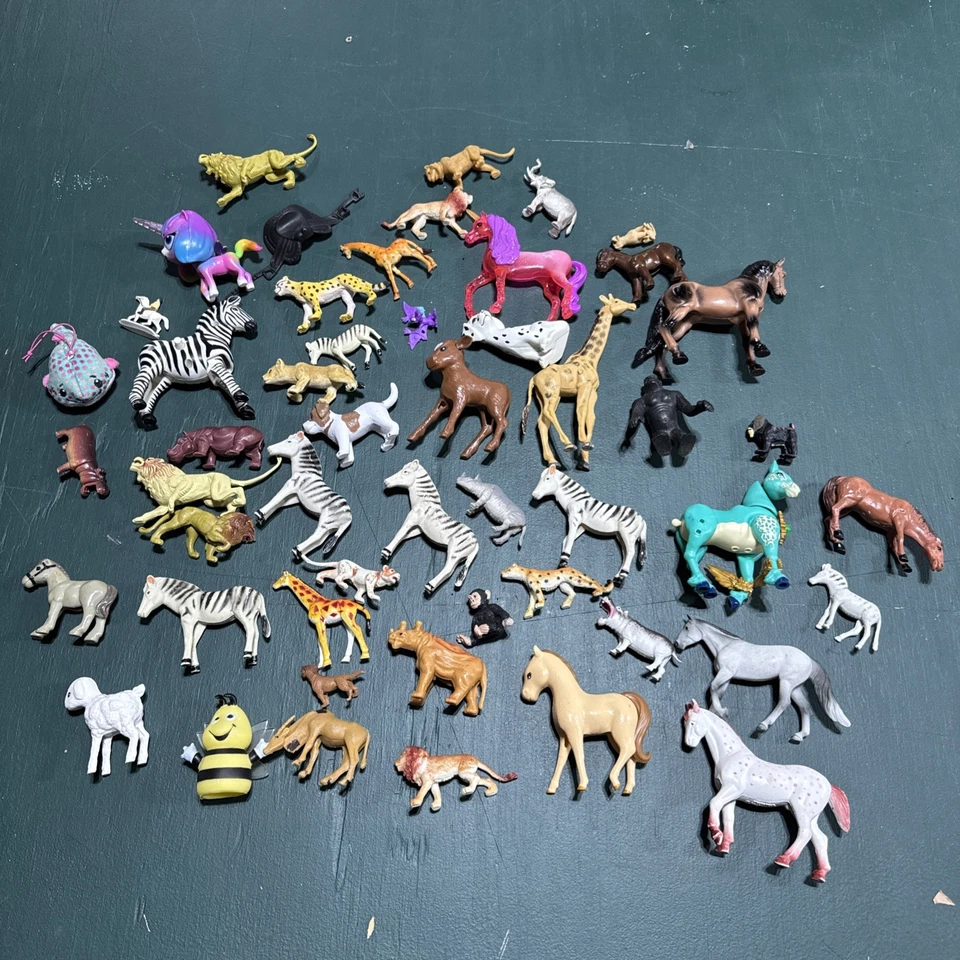 Lote de figuras de animales de granja/caballos en la parte inferior de la caja de juguetes Foto 1 de 1