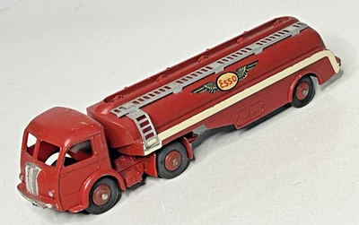 Французский танкер Dinky Meccano No32C Panhard Citerne Titan «ESSO» - Изображение 1 из 4