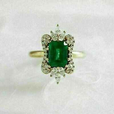 Помолвочное кольцо из желтого золота 14 карат с зеленым изумрудом лабораторной огранки 3 карата - Изображение 1 из 4