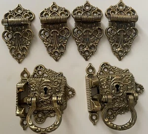 PESTILLOS ANTIGUOS DE LATÓN DE LUJO PARA CAJA DE HIELO (2) Y BISAGRAS A JUEGO (4) RESTAURADOS - Imagen 1 de 3