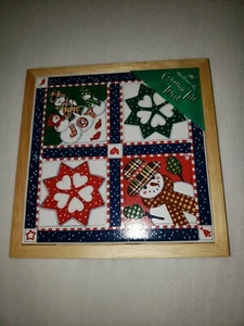 New HALLMARK TRIVET Christmas quilt design Ceramic with Oak Frame 6.75” X 6.75” - Picture 1 of 7
