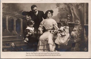 Victorian Family Black And White Vintage Postcard B150 - Picture 1 of 2