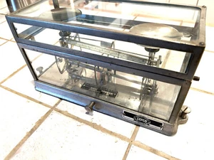 Vintage / Antique torsion balance scale in glass case - Picture 1 of 12