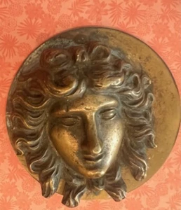 Cabeza de Medusa redondeada de bronce, cabeza unida a placa redonda - Imagen 1 de 10