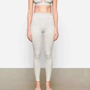 SKIMS Soft Leggings Size L Color Bone Style AP-LEG-0731 - Picture 1 of 5
