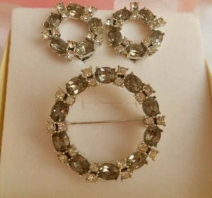 set ORECCHINI E SPILLA firmati DODD'S cristalli chiari e grigio metallo argento - Foto 1 di 9