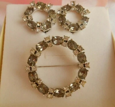 set ORECCHINI E SPILLA firmati DODD'S cristalli chiari e grigio metallo argento - Immagine 1 di 4