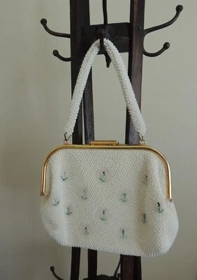 Bonito monedero de colección HONG KONG cuentas de plástico y flores pastel tono dorado marco y cierre Foto 1 de 4