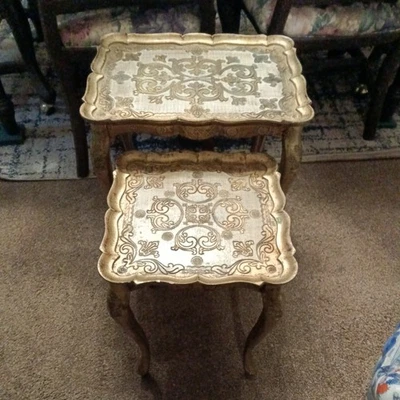 Juego de 2 mesas anidadoras doradas florentinas italianas vintage Hollywood Regency Foto 1 de 4