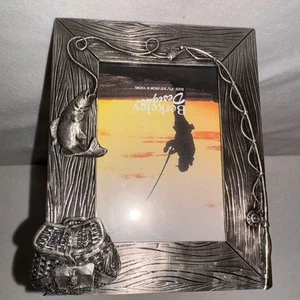 Marco de fotos con tema de pesca de peltre Berkeley Designs 3,5 X 5 - Imagen 1 de 5