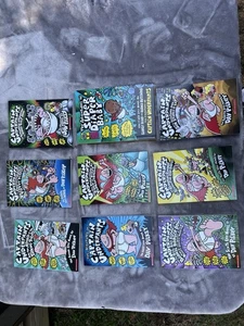 Captain Unterhosen 9 Bücher Lot 8 Paper Back 1 Hard Back - Bild 1 von 2